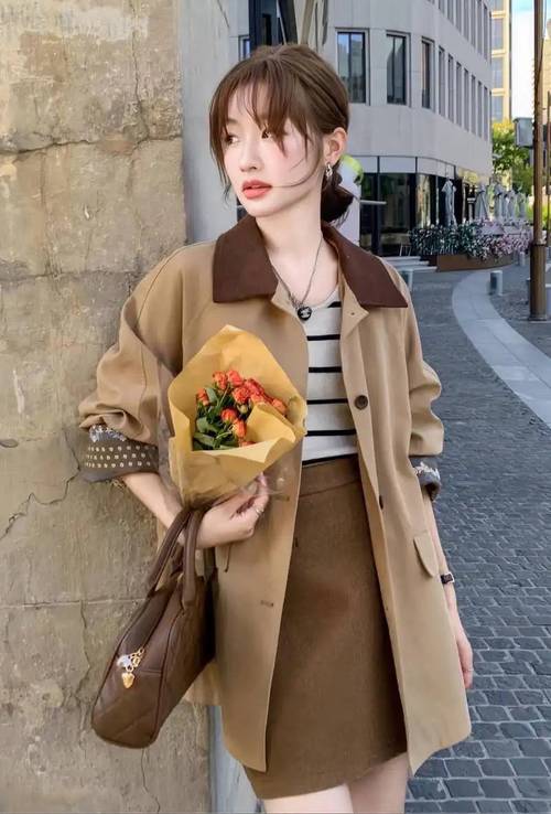 咖金色半身裙搭配什么颜色上衣_咖色半身裙春季搭配,显气质又时尚! 咖金色半身裙搭配什么颜色上衣_咖色半身裙春季搭配,显气质又时尚!