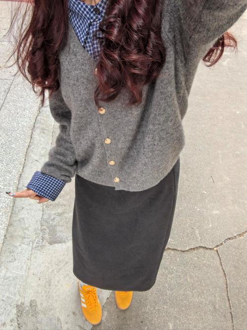 黄搭配什么颜色鞋子_黄色阔腿裤配不同鞋子，各有特色