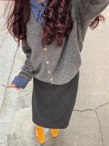 黄搭配什么颜色鞋子_黄色阔腿裤配不同鞋子，各有特色