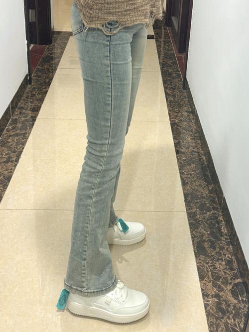 板鞋配运动裤丑不丑_白色板鞋配黑色运动裤,时尚百搭,选对细节更出彩! 板鞋配运动裤丑不丑_白色板鞋配黑色运动裤,时尚百搭,选对细节更出彩!