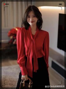 红衬衫的三个最佳配色_黑白灰牛仔复古，配金属显精致