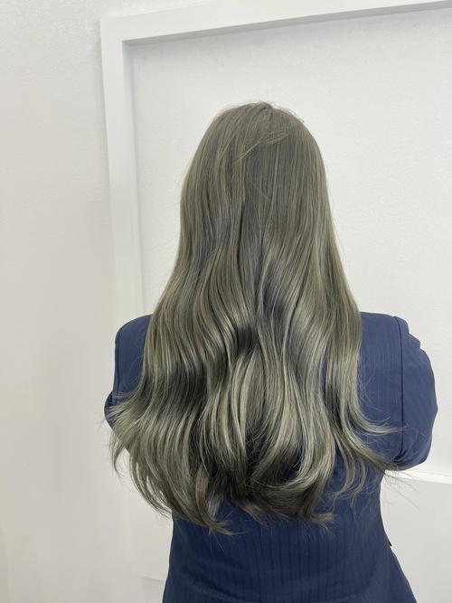 青灰色头发_2024新宠青灰色发色,显白百搭,染法肤色搭配全解析 青灰色头发_2024新宠青灰色发色,显白百搭,染法肤色搭配全解析