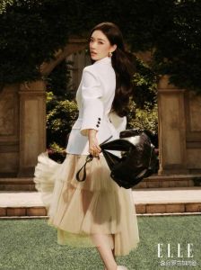 林允身穿运动外套搭配薄纱长裙_林允星爷钦点，演技时尚两不误，穿搭反套路！