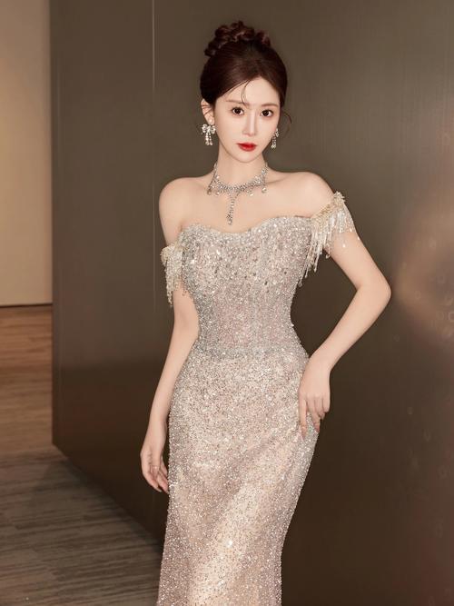 穿礼服的简单发型_晚宴发型搭配指南