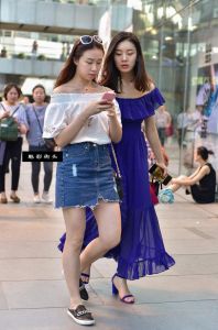 黑蓝色连衣裙搭配白色高跟凉鞋_黑蓝连衣裙配白鞋，显白又优雅！