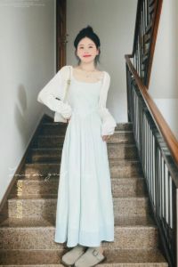 素色吊带裙扎什么发型_绿色吊带裙配丸子头，清新显高，约会穿搭