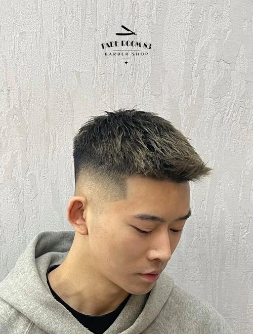 头中间凹下去两头尖尖的发型_方圆脸显小，百搭减龄新潮流