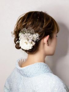 和服发型搭配：盘发配发饰显典雅，编发饰打造现代感