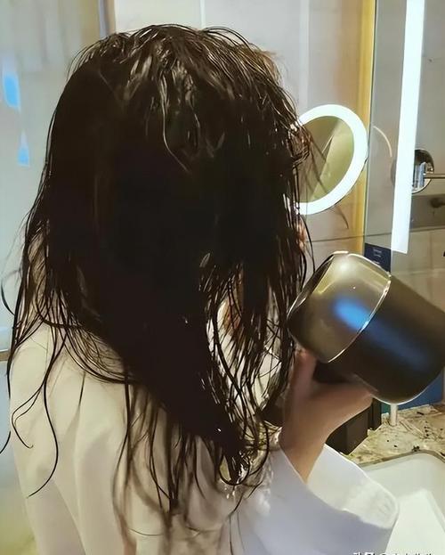 赶到会所时我的头发微微淋湿_湿发会所遇良人，雾中错认终失落