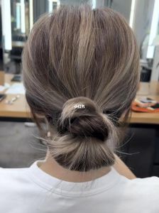 侧丸子加侧低马尾的发型叫什么_时尚实用，年轻女性必备