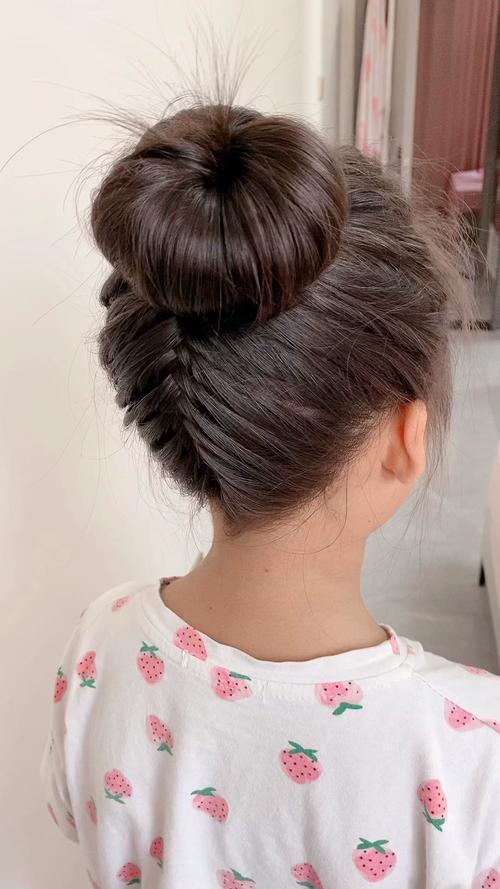 倒着扎着头发然后一刀剪_齐肩短发流行，在家DIY简单搞定