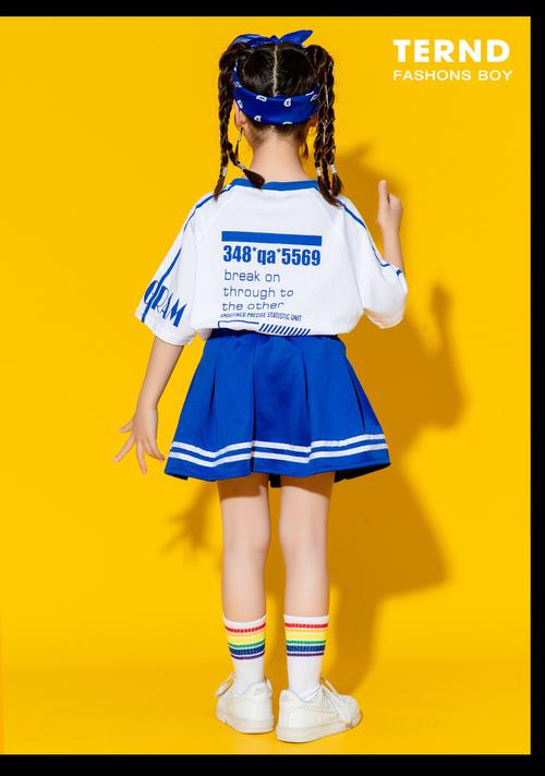 黑毛白衣高马尾发带是蓝色流苏_发带时尚搭配，个性十足！