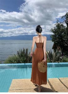 穿沙滩裙绑什么头发好看_清爽马尾与慵懒半扎，丝巾点缀更时尚