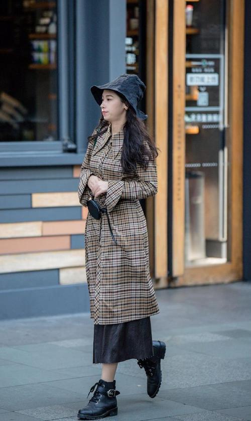 穿呢子大衣扎什么发型最好看_呢大衣发型搭配指南 穿呢子大衣扎什么发型最好看_呢大衣发型搭配指南