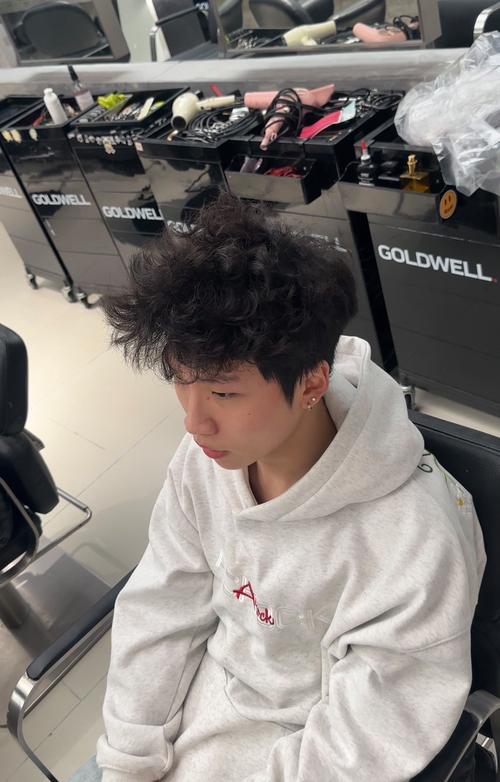 鸡关头发型_选对发型显气质，清爽休闲显男范