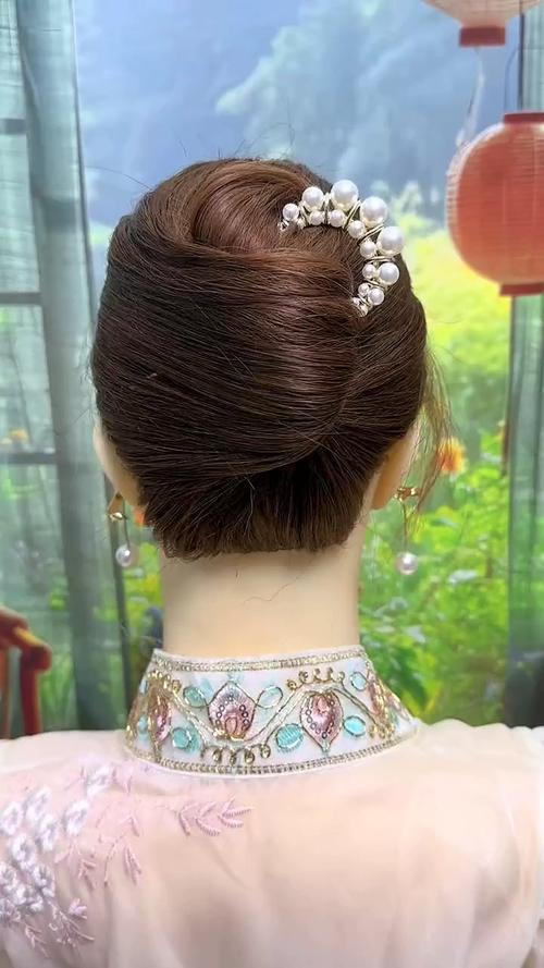 穿这个裙子应该扎什么发型(中短发)_清爽丸子头马尾辫造型,甜美又时尚 穿这个裙子应该扎什么发型(中短发)_清爽丸子头马尾辫造型,甜美又时尚