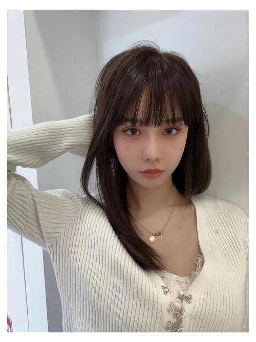 即可扎又可披的发型_锁骨发半扎发八字刘海，多变便捷又时尚