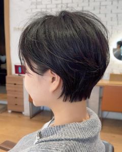 齐嘴短发后面被剪短短的_齐短发显脸小，时尚利落又青春