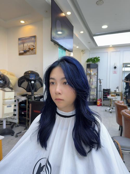 深蓝色头发_深蓝冷艳易褪色?蓝黑持久更时尚! 深蓝色头发_深蓝冷艳易褪色?蓝黑持久更时尚!