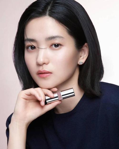 倒梯形脸适合什么发型妆容配饰_倒三角脸发型妆容搭配技巧