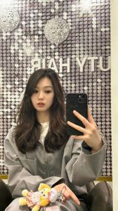 菱脸加自然卷适合什么样的刘海_自然卷菱形脸？空气刘海来平衡！