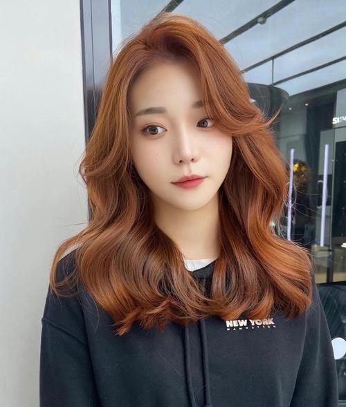 蜜合色发型_蜜糖色发色时尚显白，修饰脸型显气质