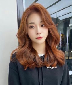 蜜合色发型_蜜糖色发色时尚显白，修饰脸型显气质