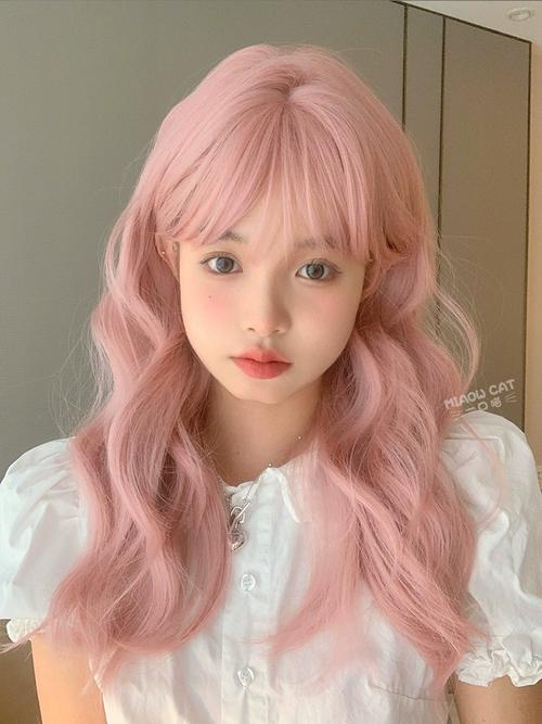 #双 女主粉色的卷发_个性多变，连接观众，文化创新符号