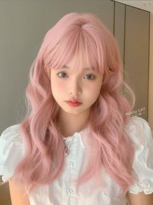 #双 女主粉色的卷发_个性多变，连接观众，文化创新符号