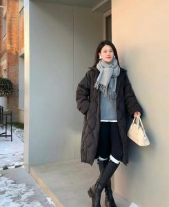 穿羽绒服这样扎头发好看_低丸子头搭羽绒服，保暖又显高