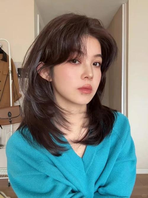 前中高后饱满的发型_前短后长显个性，修饰脸型易打理