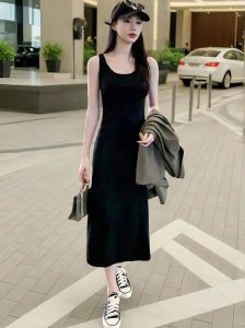 女吊带裙怎么搭配发型_吊带裙发型搭配，时尚又性感！