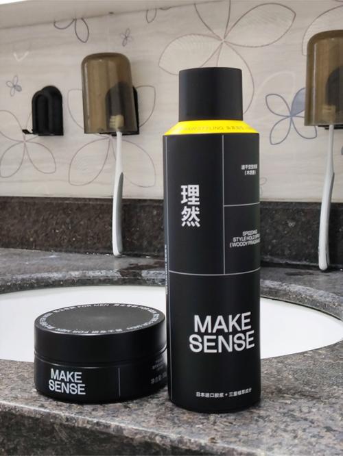 发胶用了必须洗头发吗_发胶伤头？少用勤洗护发！