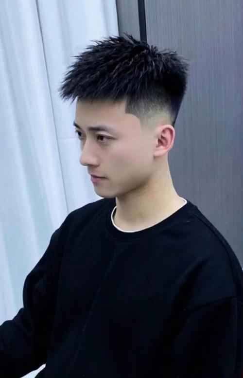 当代年轻人的发型照片帅一点_脸型选发型,短发中分显干练,个性好护理 当代年轻人的发型照片帅一点_脸型选发型,短发中分显干练,个性好护理