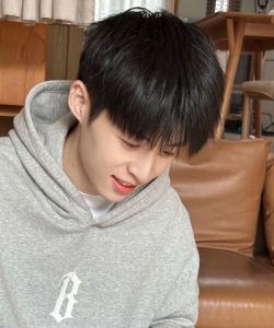 倒梯形脸适合的少年感发型_倒梯形脸男生适合蓬松中分直发或日式娃娃头