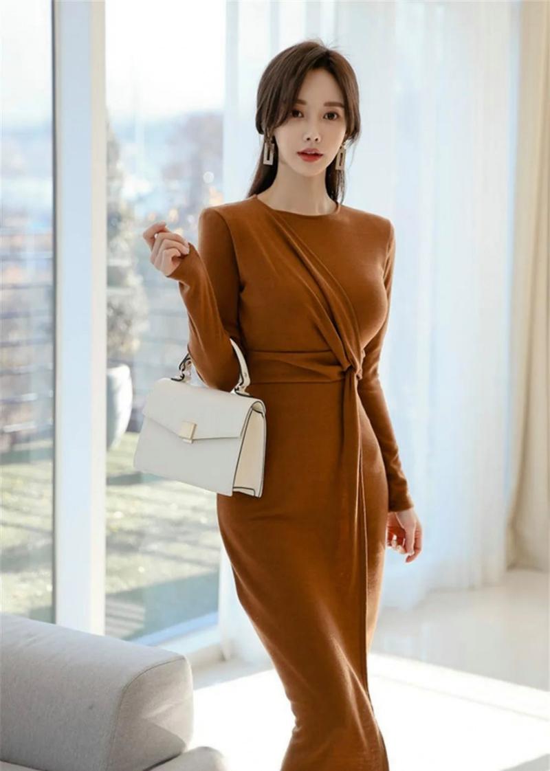 穿棕色长裙扎什么发型好看_精心设计的随意感