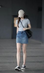 穿短裙适合搭配什么发型_发型搭配牛仔短裙，显个性有活力