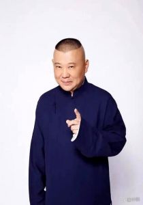 郭德钢发型一样的小伙是谁_郭德纲变郭德铁，金岩称桃儿，发型爆红