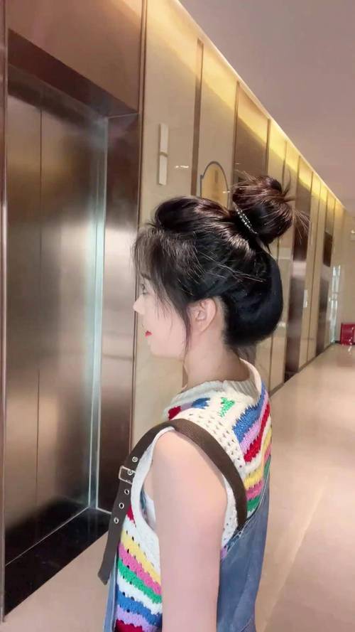 中高丸子头松散感怎么扎_丸子头多变化，高矮位置有讲究，发质不同方法调！