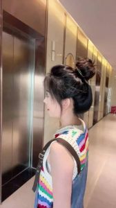 中高丸子头松散感怎么扎_丸子头多变化，高矮位置有讲究，发质不同方法调！