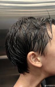 让一场大雨淋湿了头发_雨中漫步，洗去疲惫，感受生活美好