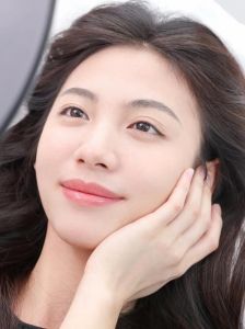 眉距近眼距宽的人适合什么发型_野生眉配高顶刘海显脸小