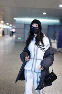 穿带帽子的卫衣披头发_合身领口，利落发型