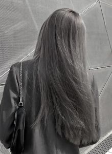 雾粉灰色头发_轻盈雾感灰发色，优雅自信新选择