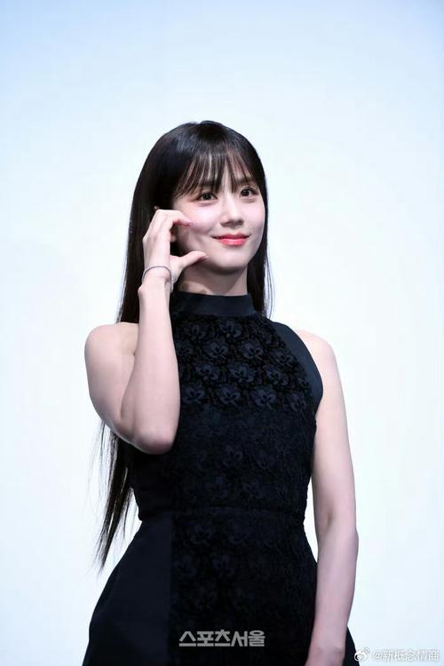 金智秀齐刘海甜美时尚,引领潮流 金智秀齐刘海甜美时尚,引领潮流