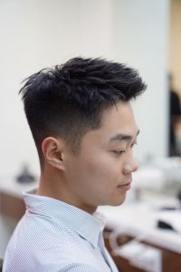 混的人发型男_年轻人爱什么发型？碎发三七分显年轻