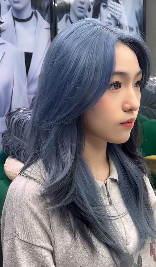 雾霾蓝头发_雾霾蓝发色，高级又独特！