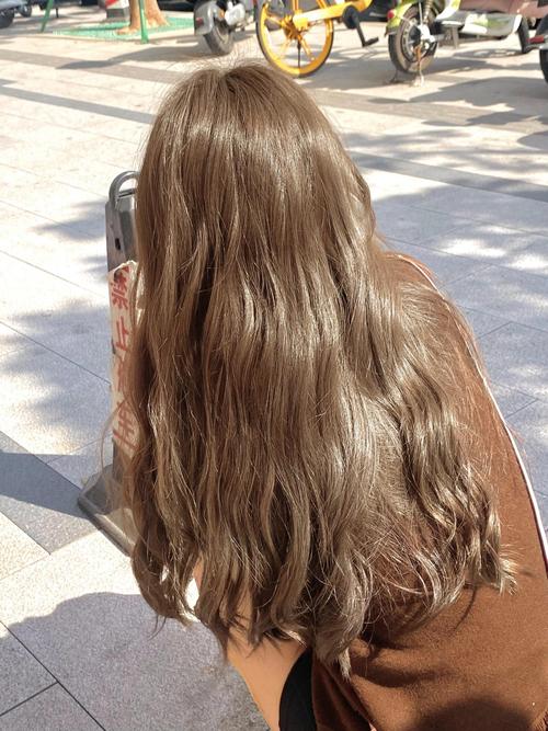 黄棕色头发_营养护发和发色建议