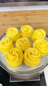 蒸馒头放什么蓬松暄软_白糖酵母加速发酵馒头暄软可口