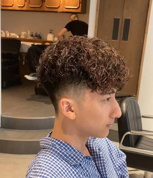 不铲两边的男生发型_六款男生短发推荐，侧分蓬松自然，前刺碎发文艺